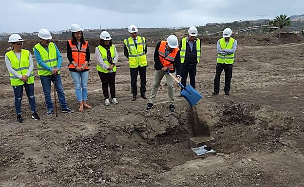 El concejal de Deportes, Aridany Romero, echa una palada de tierra en el inicio de los trabajos. 