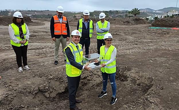 El alcalde, Augusto Hidalgo, y la representante vecinal, Verónica Castellano, colocan la primera piedra de las instalaciones futbolísticas. 