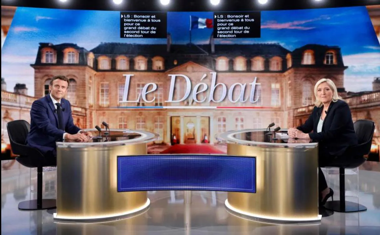 Emmanuel Macron y Marine Le Pen, en la mesa del debate decisivo de las elecciones presidenciales francesas celebrado este miércoles.