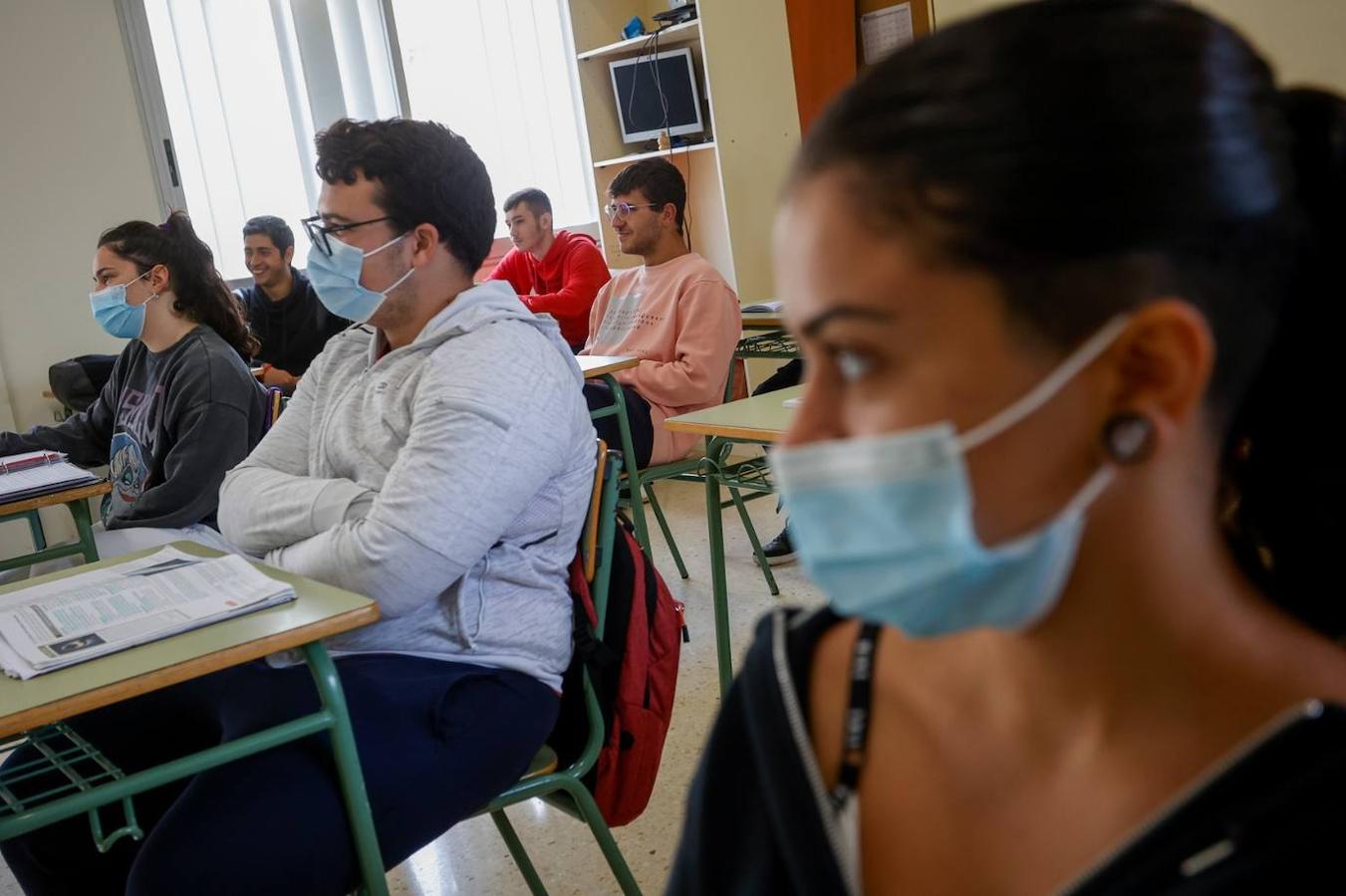 Fotos: No todos los alumnos se quitan las mascarillas en las aulas
