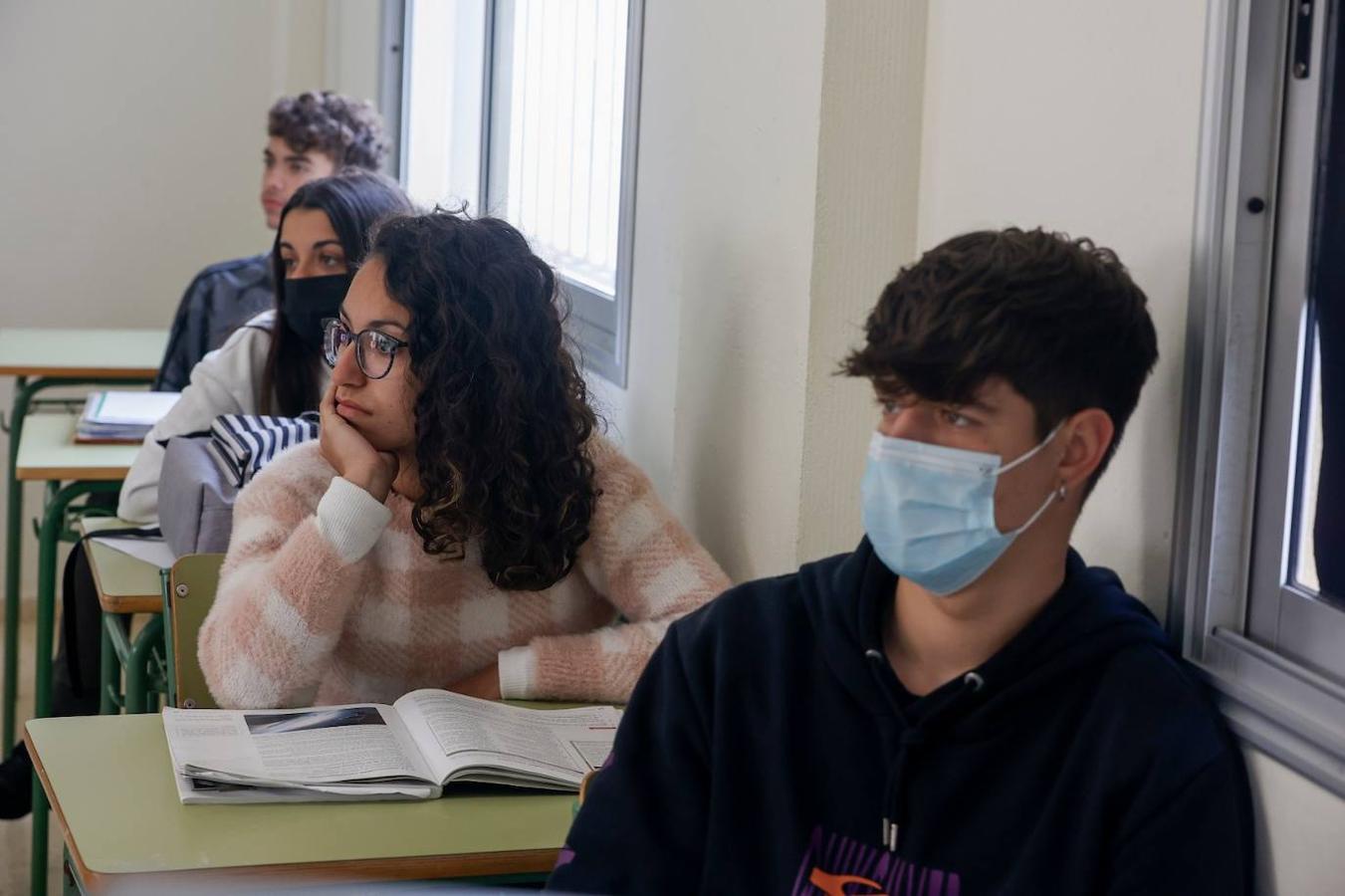 Fotos: No todos los alumnos se quitan las mascarillas en las aulas