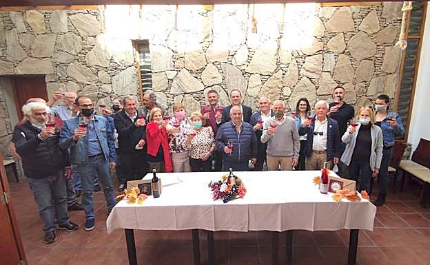Foto de familia tras la presentación de la nueva cosecha. 