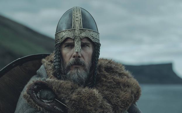 Ethan Hawke es el rey Aurvandil en 'El Hombre del Norte'.
