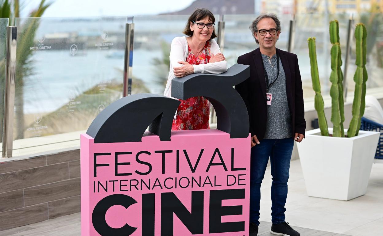 La cineasta francesa Lucile Hadzihalilovic y Luis Miranda, director del festival de la capital grancanaria. 