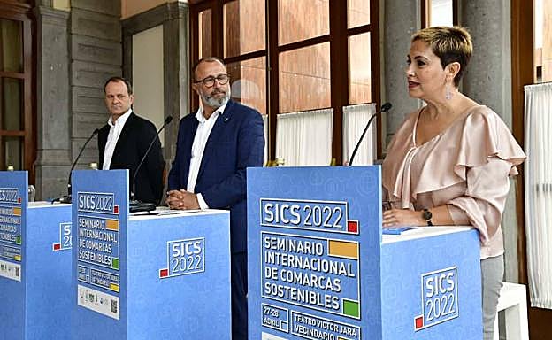 Un momento de la presentación, con Óscar Hernández, Francisco García y Ana Hernández. 