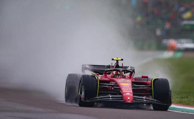 Carlos Sainz rueda con su Ferrari en Imola. /ep