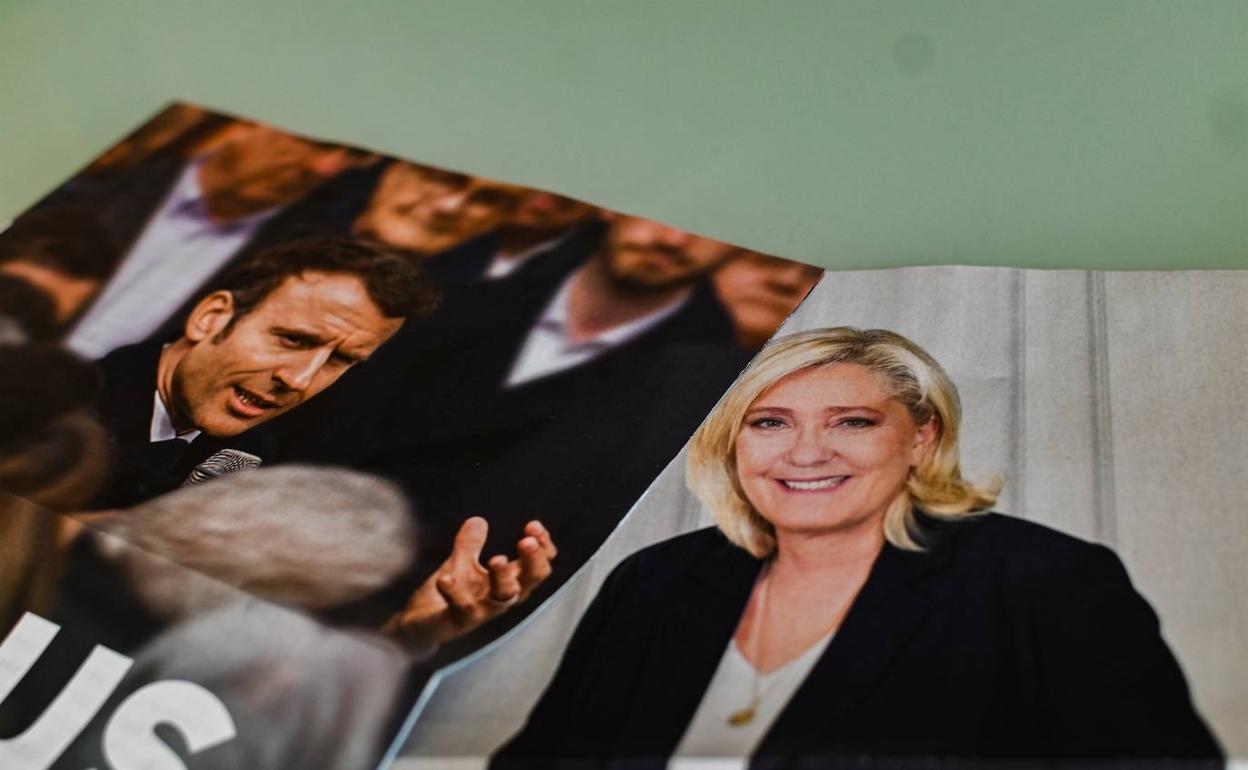 Carteles publicitarios de Macron y Le Pen. 