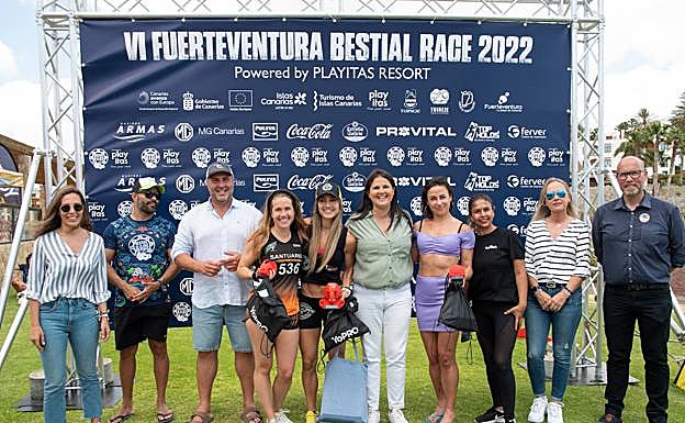 Imagen principal - Espectáculo del bueno en la Bestial Race de Fuerteventura