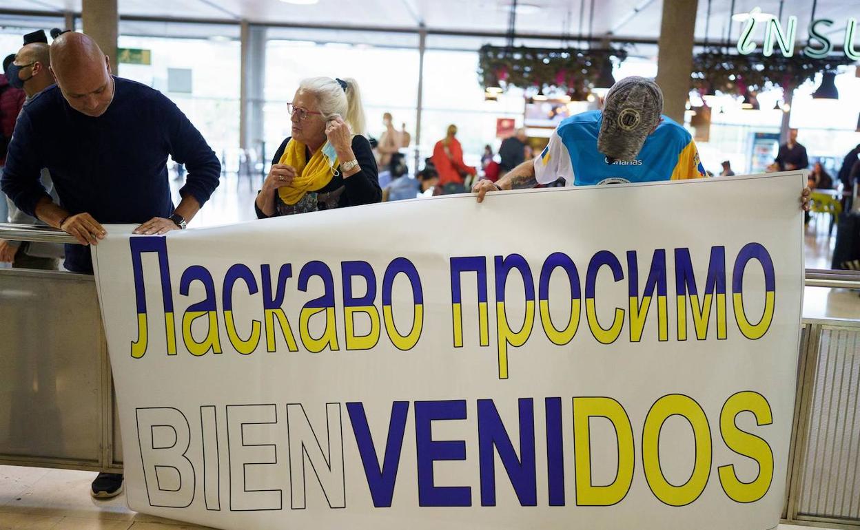 Recibimiento de los refugiados ucranianos en el Aeropuerto de Tenerife Norte. 