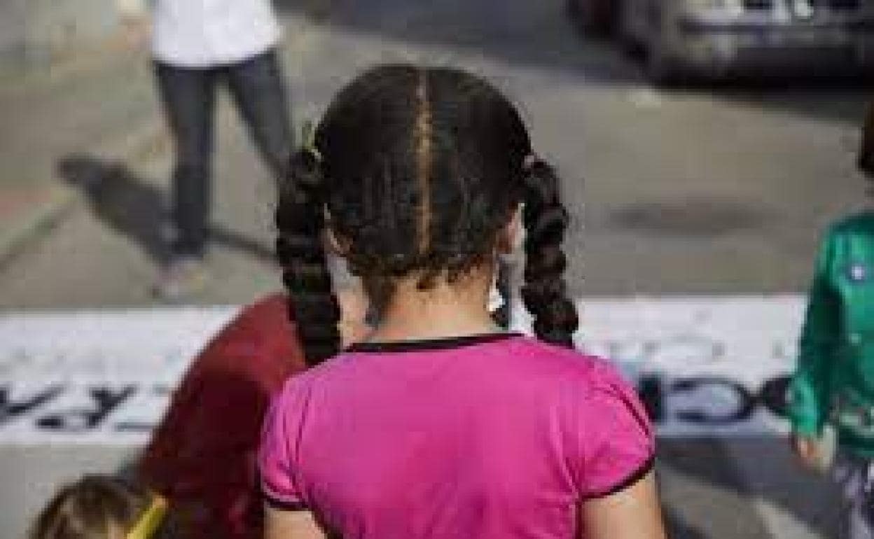 Una niña de espaldas en Madrid