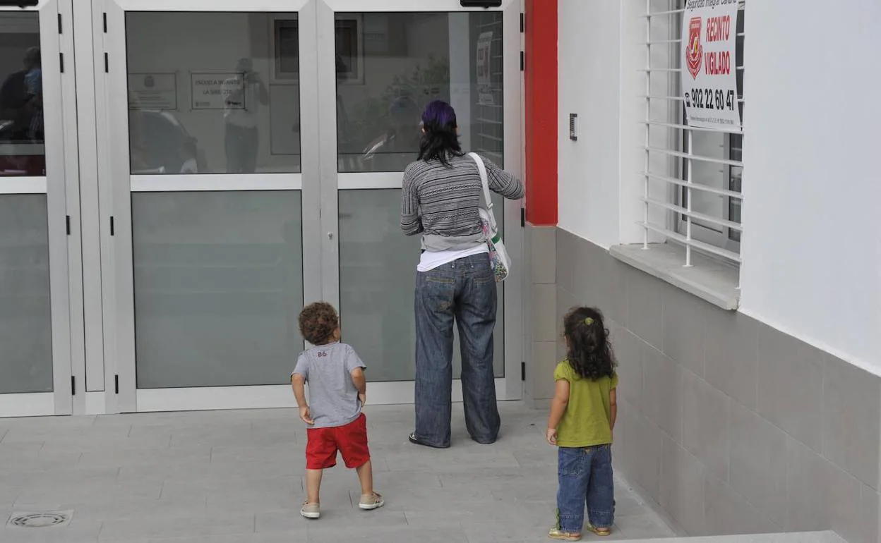Una madre y dos niños entran una guardería de la capital grancanaria. 