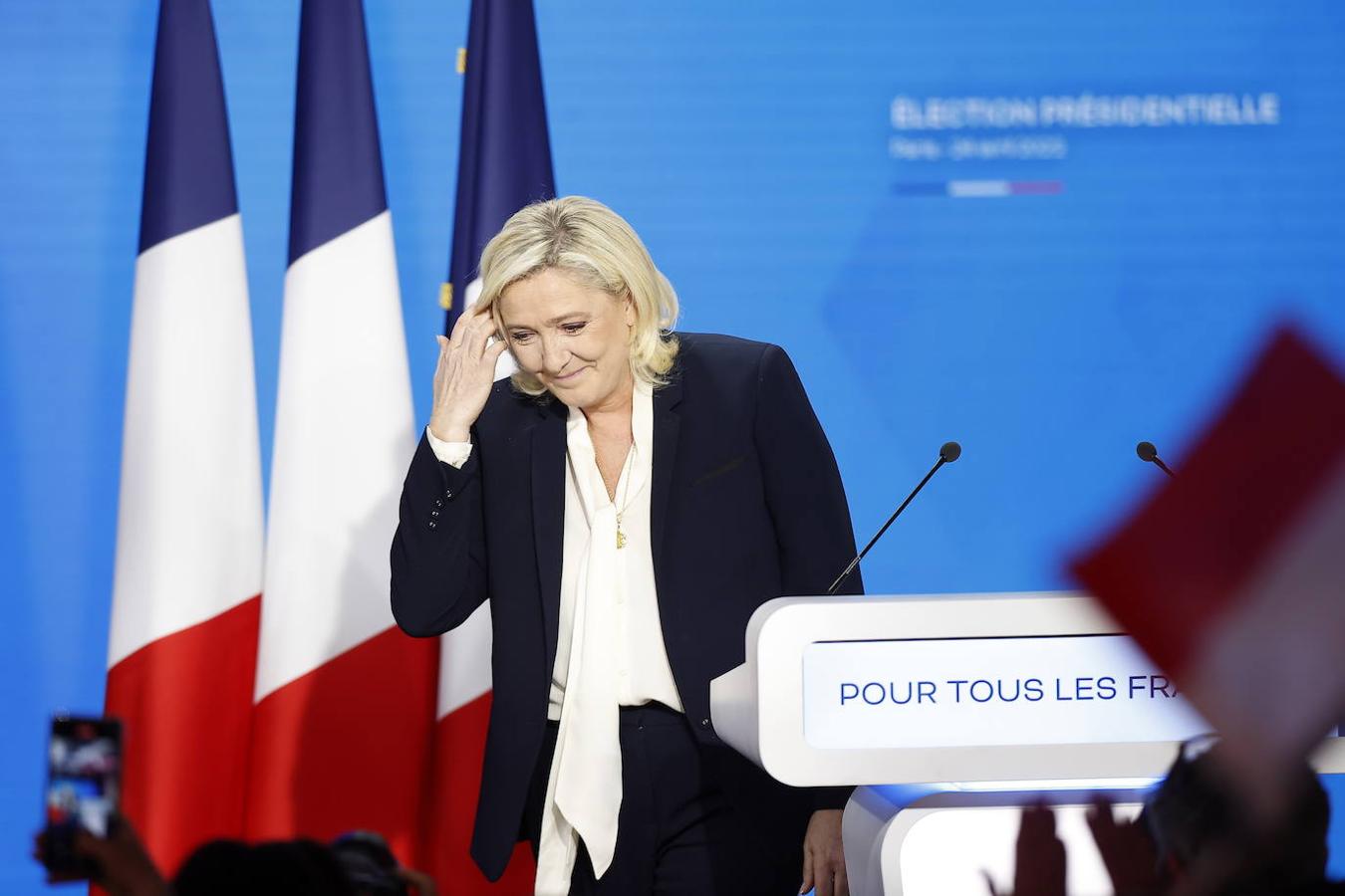 Le Pen atiende a los medios de comunicación tras conocerse los primeros sondeos.