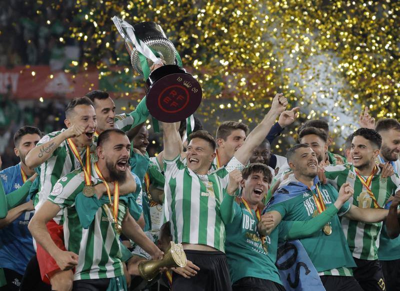 Joaquín, con el trofeo en mano, lidera la celebración Bética por el tercer título de Copa. 