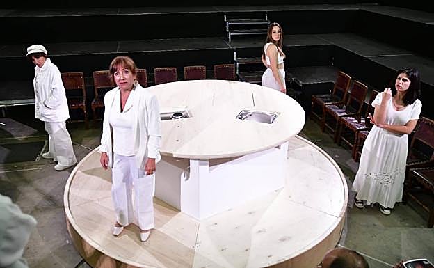 Cuatro de las cinco protagonistas de 'Tamora', durante el ensayo celebrado hoy para los medios.