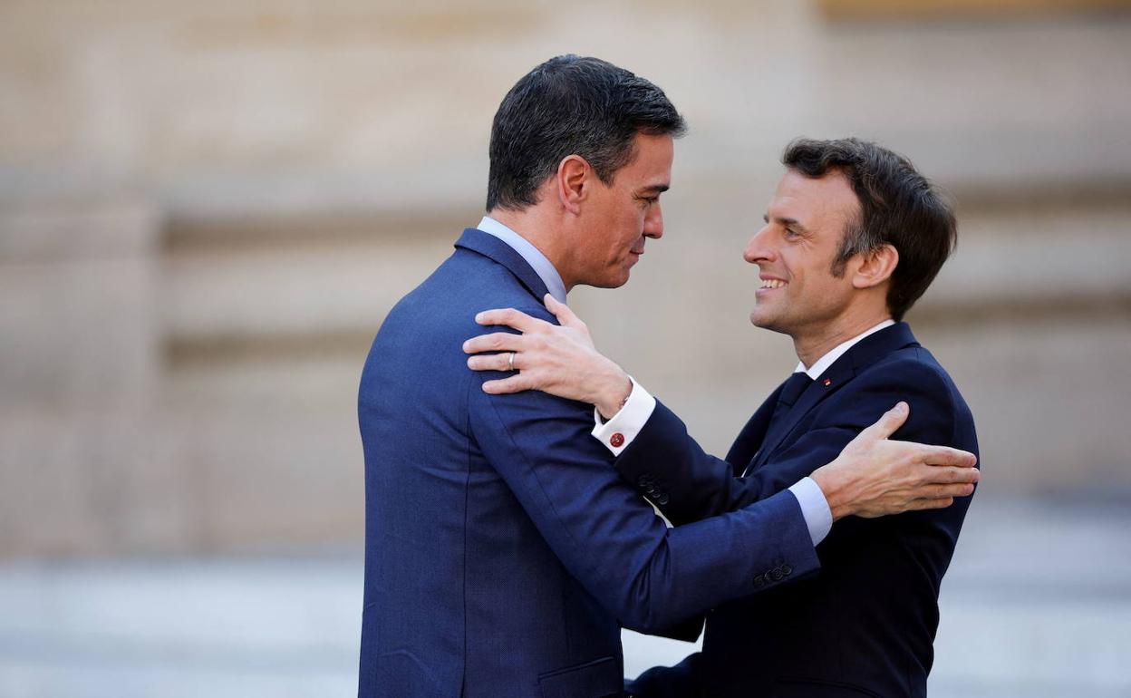 Sánchez saluda a Macron en la reunión del Consejo Europeo de marzo en Versalles. 