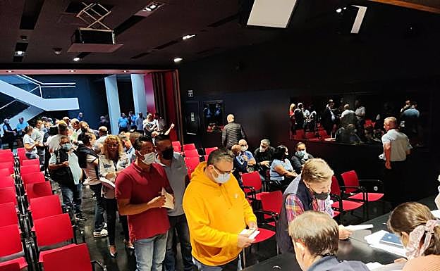 Imagen principal - La nueva directiva de la ATAT defiende un referéndum sobre el día libre del taxi capitalino