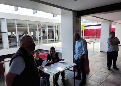 Imagen secundaria 1 - La nueva directiva de la ATAT defiende un referéndum sobre el día libre del taxi capitalino