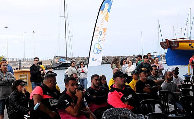 El Varadero de la Federación de Vela Latina Canaria fue el escenario para presentar el material educativo audiovisual de doce minutos de introducción a los deportes de los barquillos y botes. 