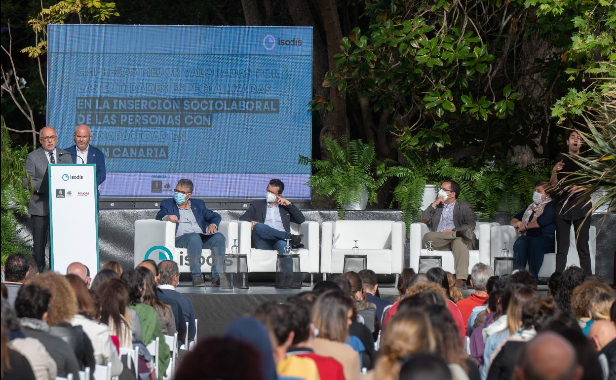 El presidente del Cabildo y el resto de autoridades, en la inauguración de las Jornadas de Empleo y Discapacidad