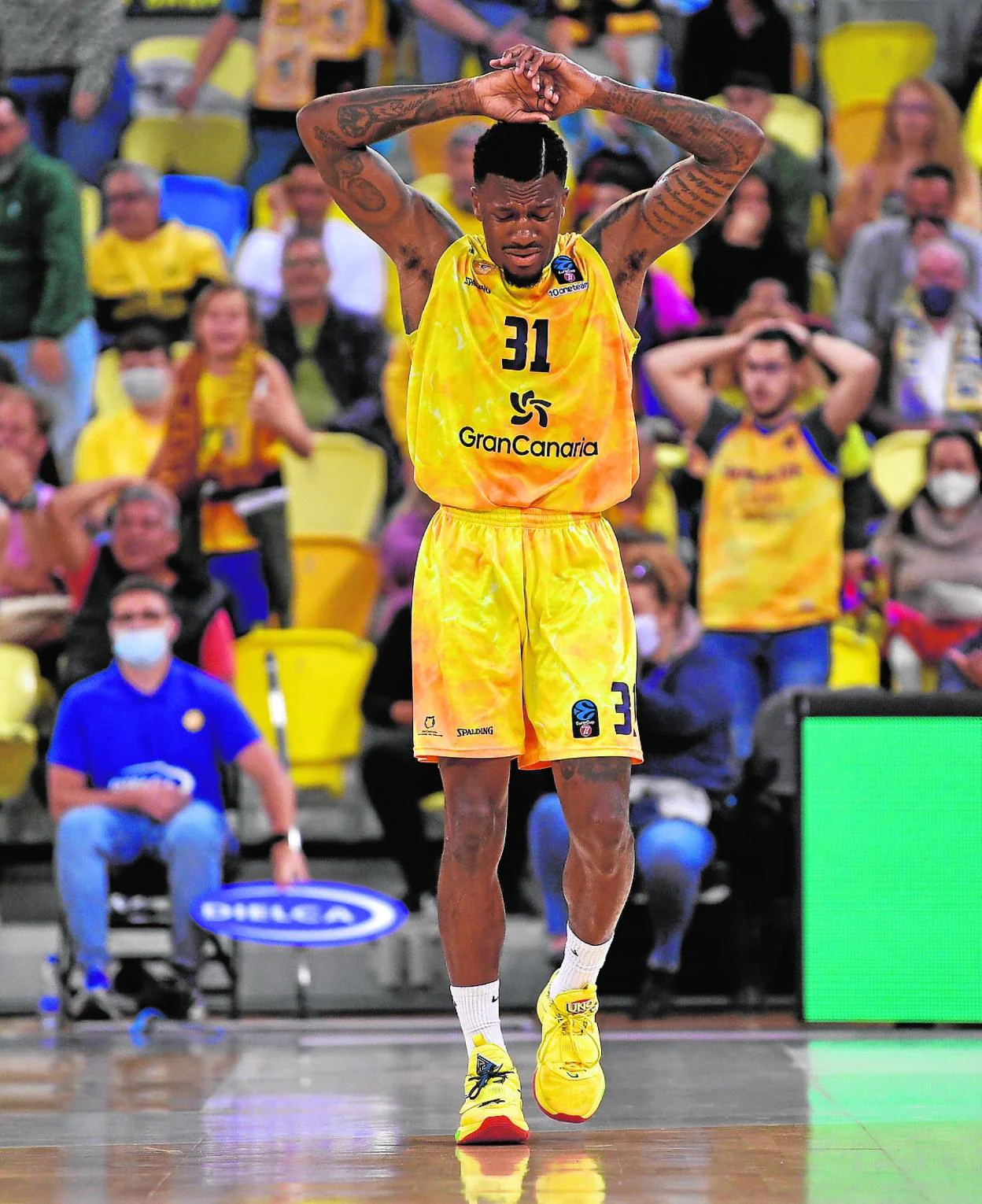 Dylan Ennis se lamenta sobre el parqué del Gran Canaria Arena tras la derrota contra el Andorra. 