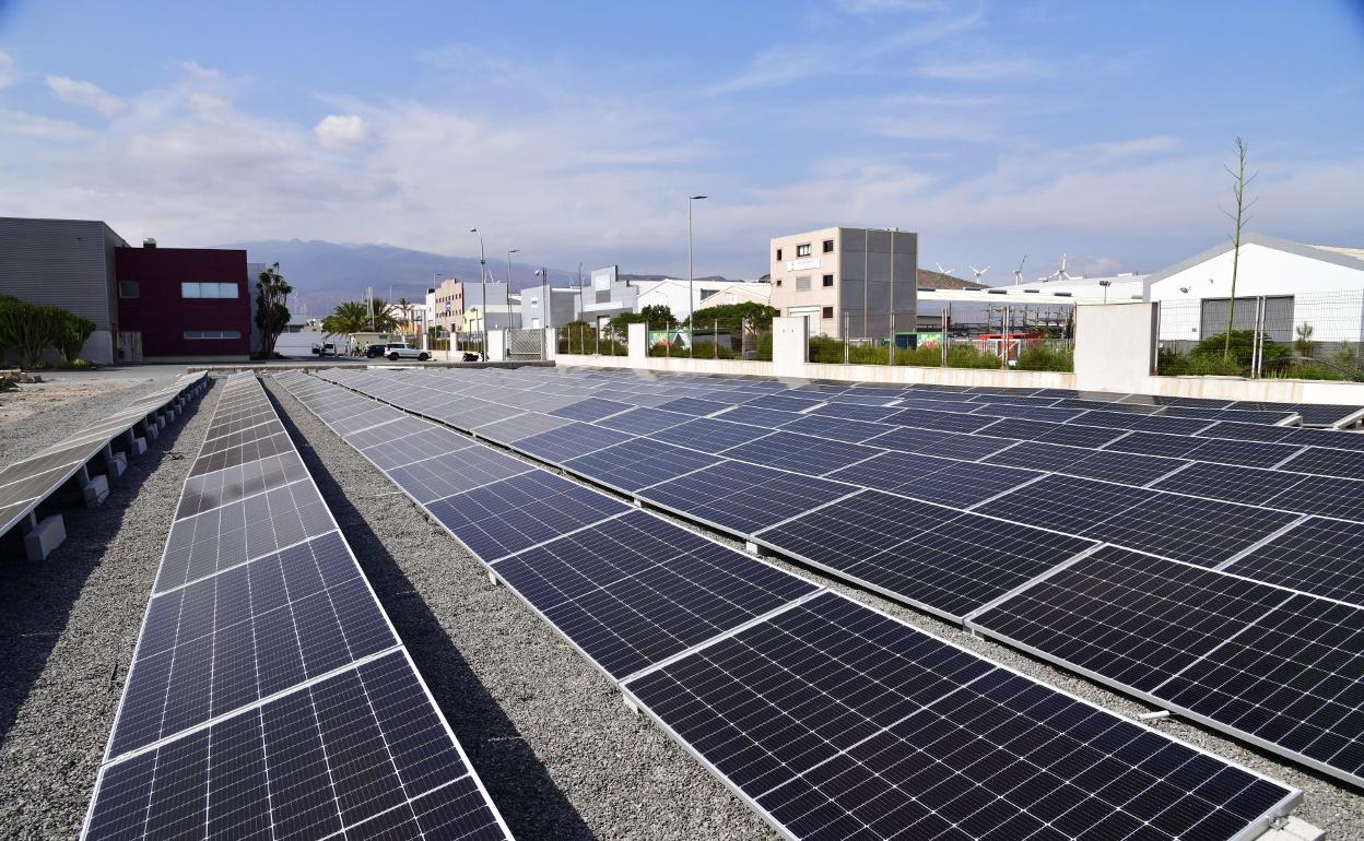 Imagen de archivo de placas solares instaladas en la sede de este periódico en la zona de Arinaga, al sur de Gran Canaria. 
