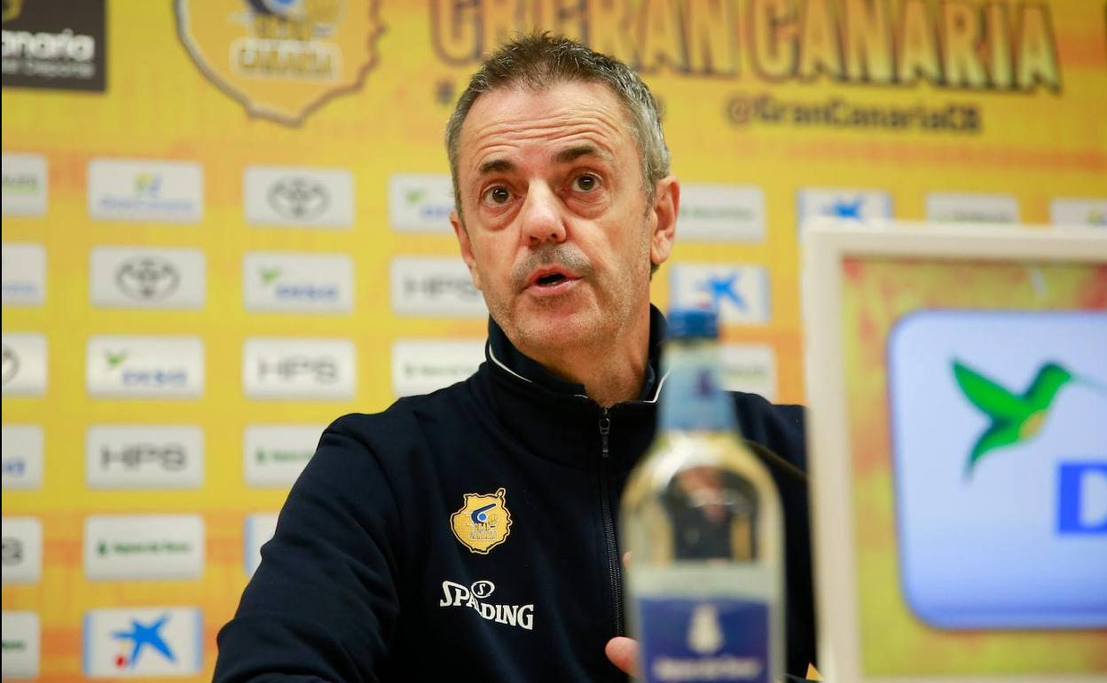 Porfi Fisac atendió ayer a los medios de comunicación en el Arena. 