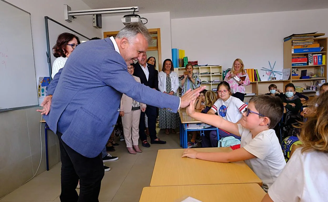 El presidente canario saluda a un escolar del CEIP Villaverde. 