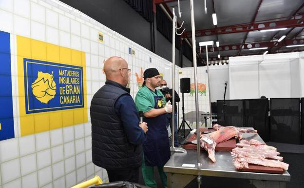 Entre las exhibiciones de la feria hay varias de despiece de carne. 