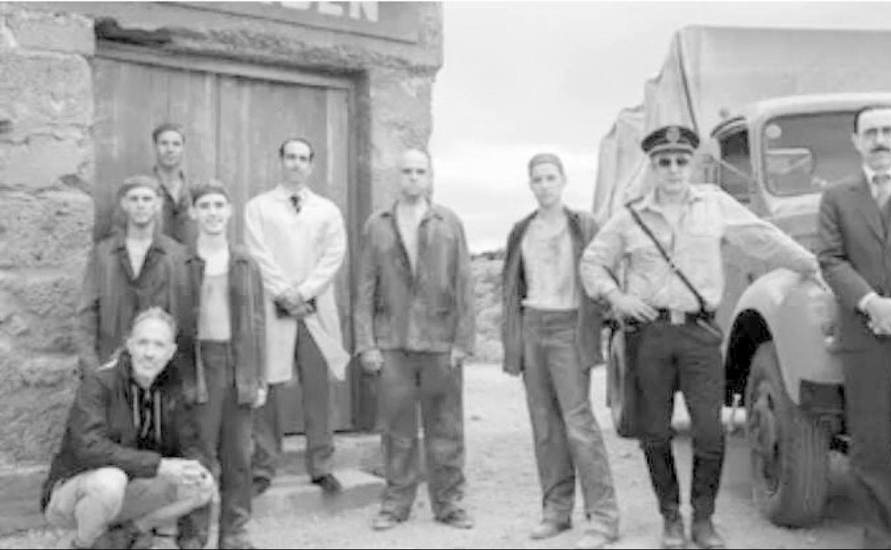 Parte del elenco junto a Miguel del Arco, a la izquierda agachado. 