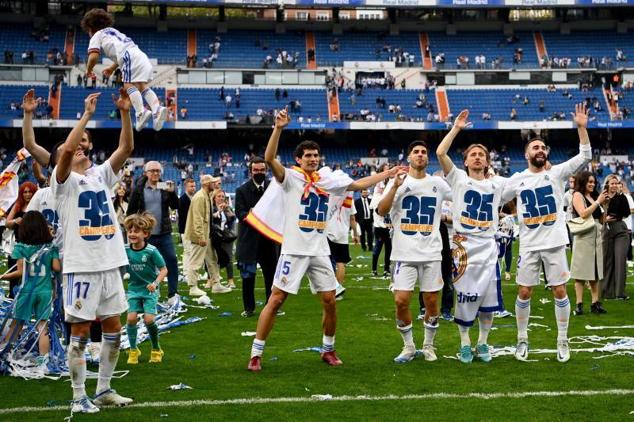 Los jugadores del Madrid celebran en el Bernabéu la consecución de la Liga.