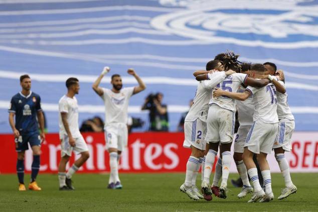 Los jugadores del Madrid celebran el triunfo ante el Espanyol y la Liga.