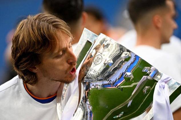 Luka Modric besa el trofeo.