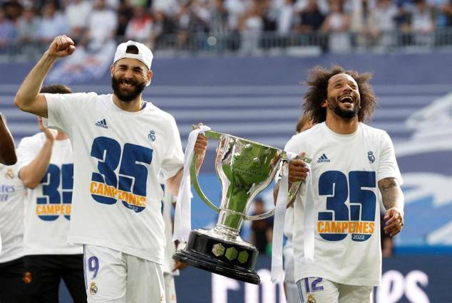 Karim Benzema y Marcelo muestran el trofeo.