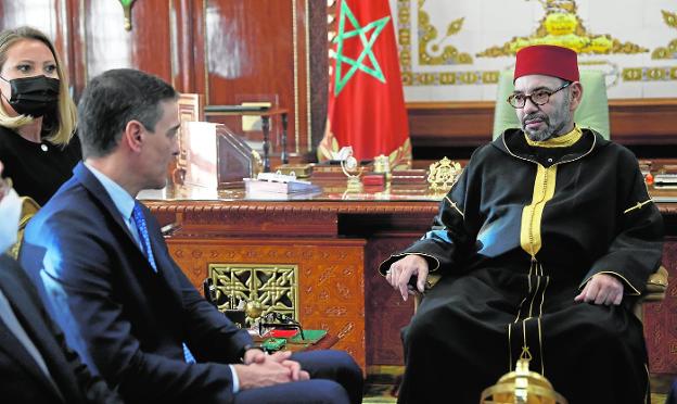 Pedro Sánchez durante su encuentro con Mohamed VI en Rabat. 