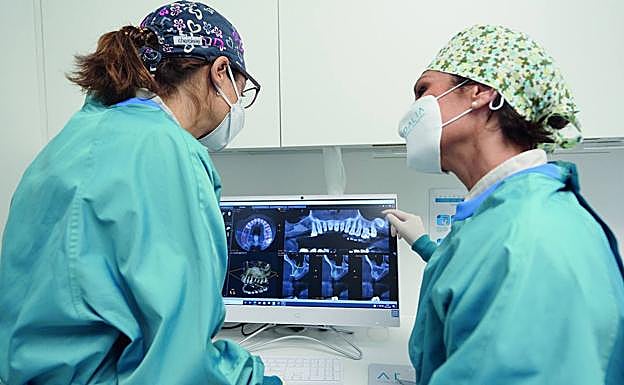 El equipo de la Clínica valorando un caso.