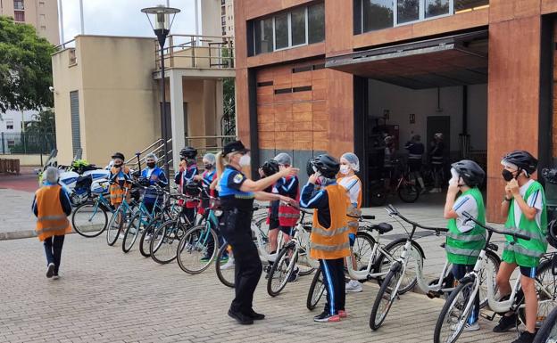 Los alumnos del colegio Gutiérrez Rubalcava se preparan para montar en bici. 