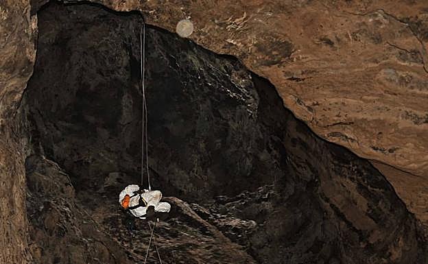 El descenso, y la posterior subida, incluye un tramo volado de 15 metros de altura. 