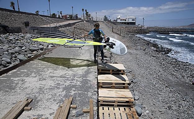 Palés habilitados para facilitar el acceso a la bahía a los windsurfistas. 