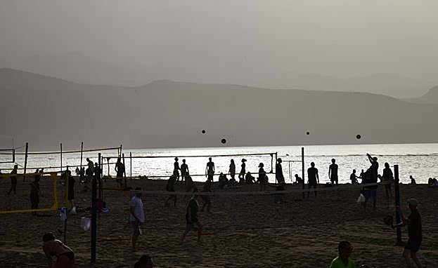 Tarde de playa, con calima, en la capital grancanaria. 
