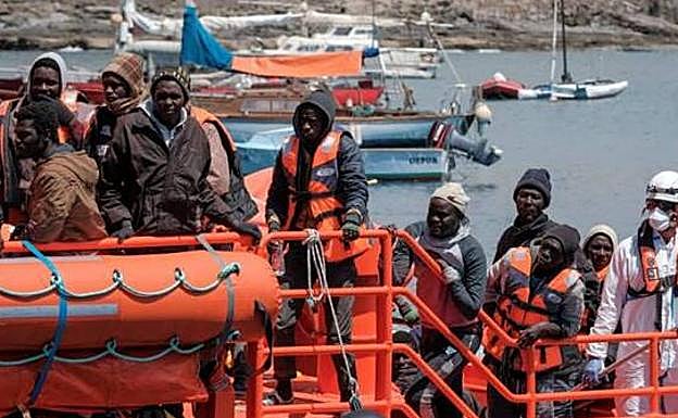 Las llegadas de migrantes suben un 50%