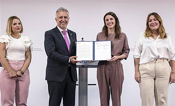 De izquierda a derecha, Noemí Santana, Ángel Víctor Torres, Irene Montero y Ángela Rodríguez. 