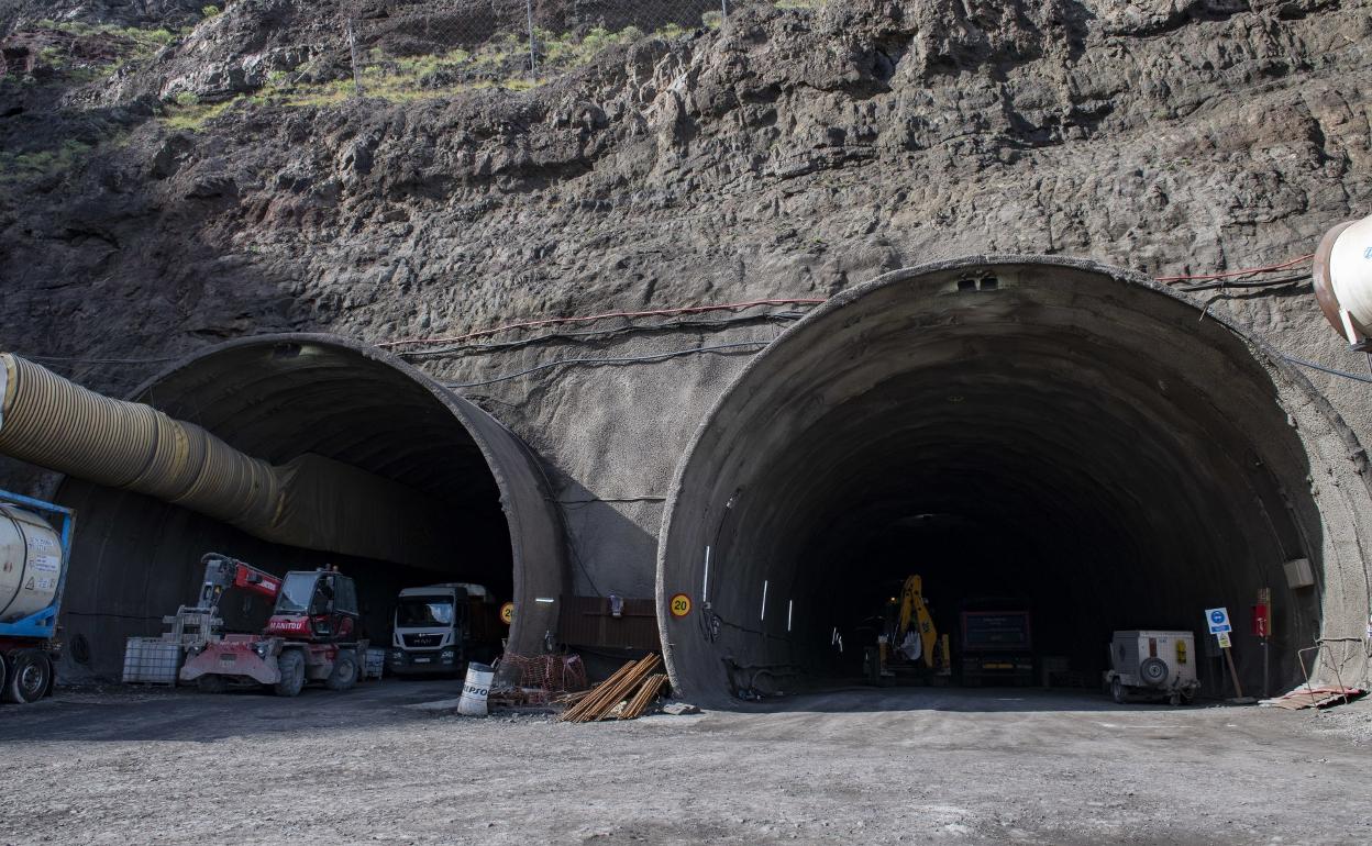 Bocas del doble túnel de Faneque, ya completamente calado pero en cuyo interior se sigue trabajando. 