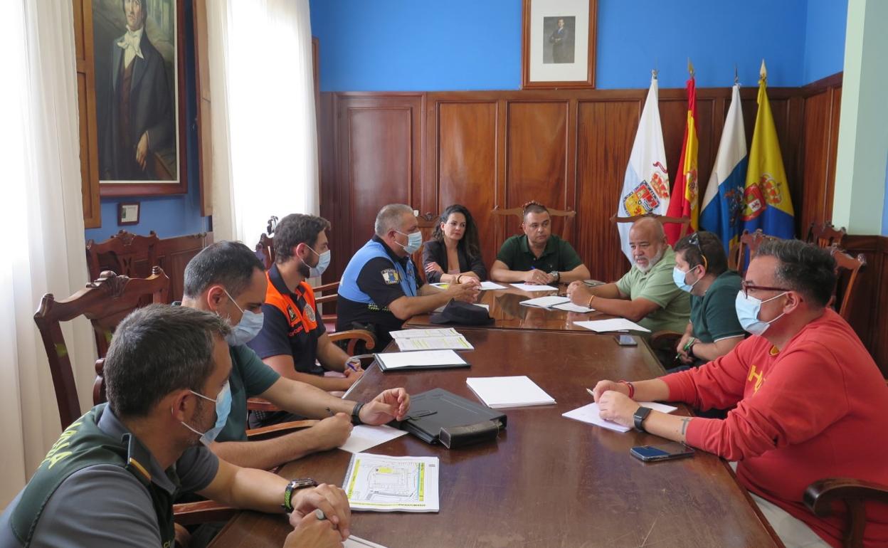 La junta de seguridad para Recréate en Guía, reunida ayer en el Ayuntamiento y presidida por el alcalde. 