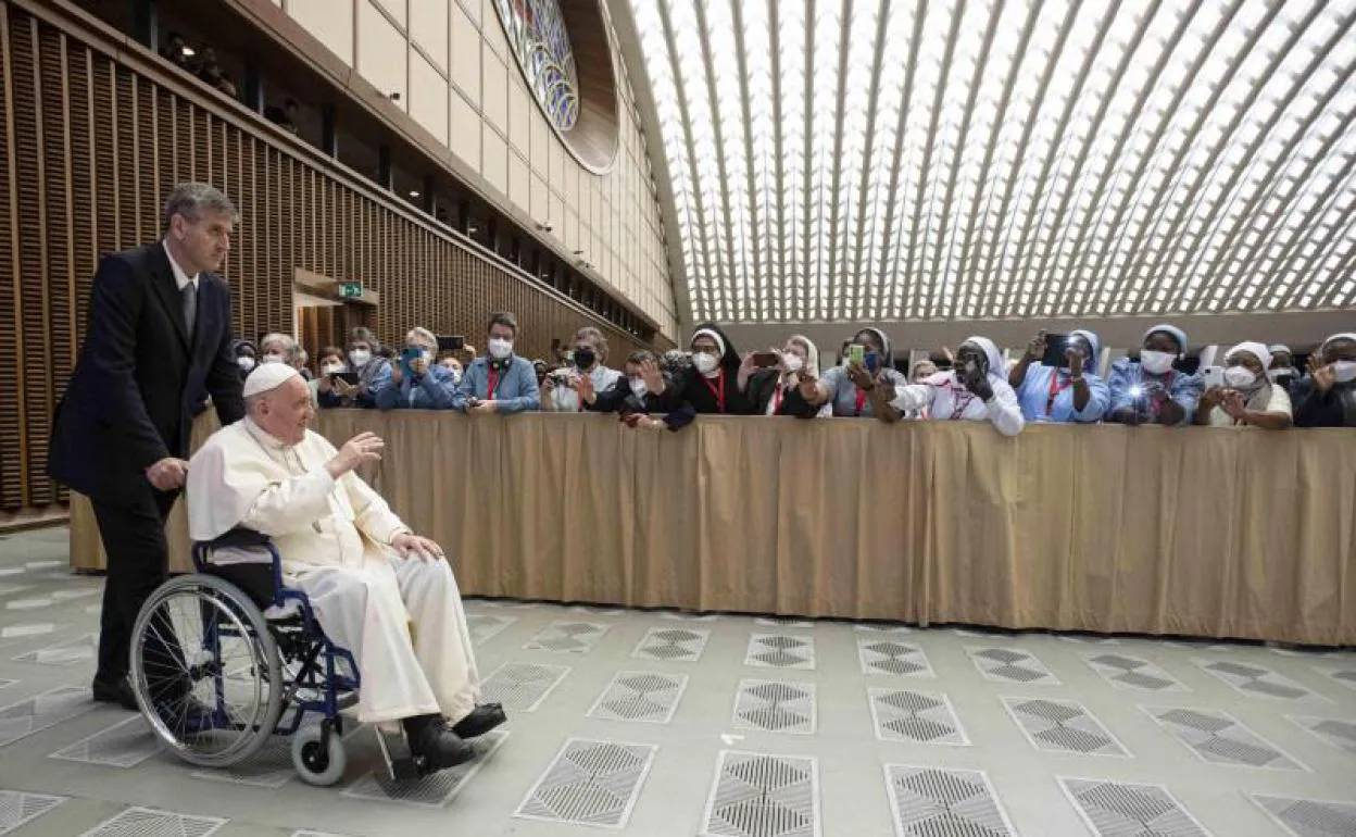El papa Francisco en silla de ruedas. 