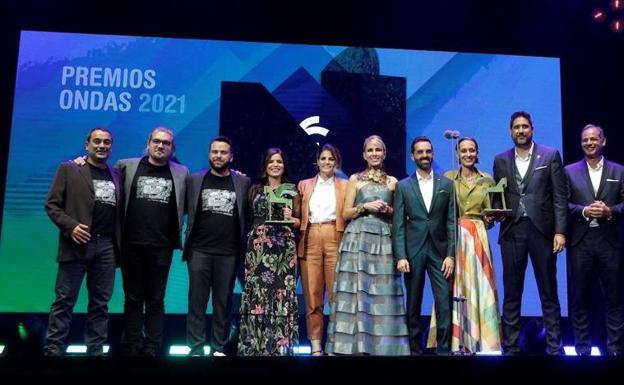 Parte del equipo de Radio Televisiíon Canaria recoge el Premio Ondas