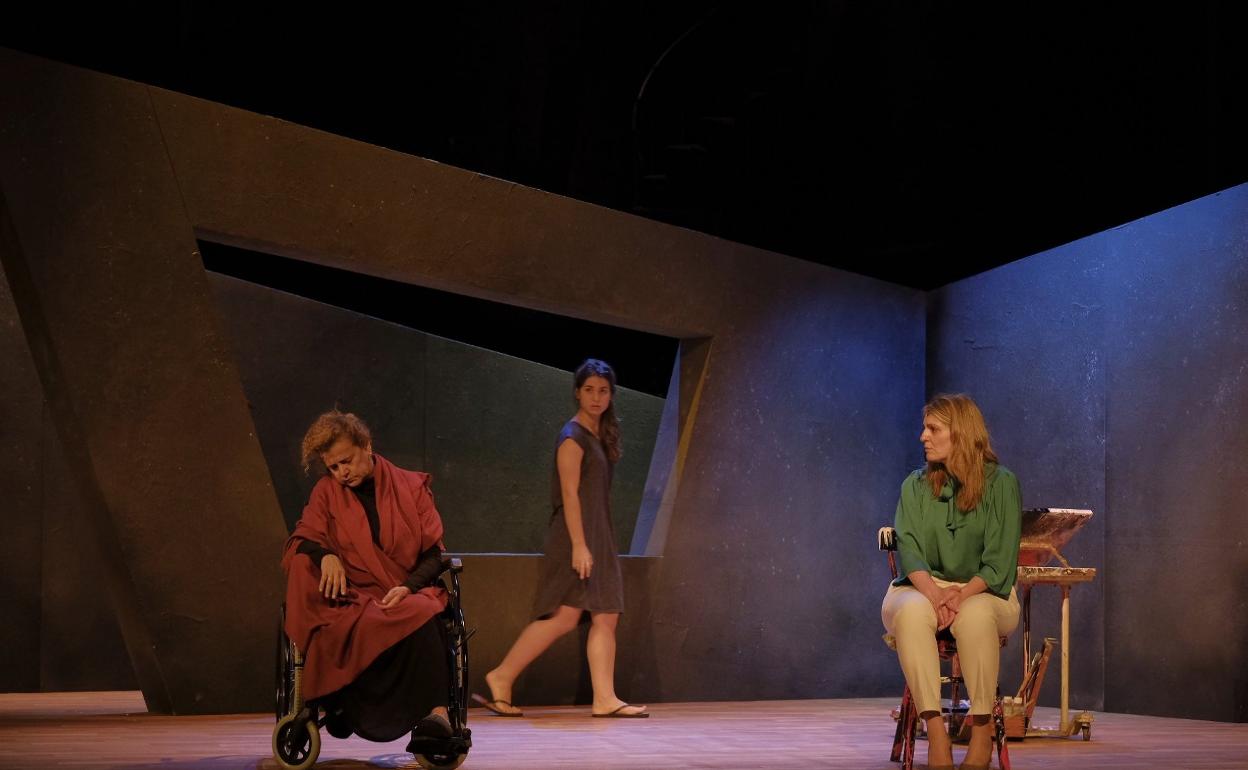 El trío protagonista de 'Tres mujeres'. 