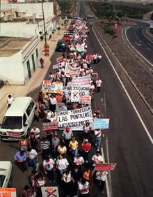 Imagen secundaria 2 - Arriba, una de las reuniones celebradas con los afectados en el barrio. Abajo, maqueta de la que iba a ser la nueva urbanización y manifestación en los primeros años de la protesta. 