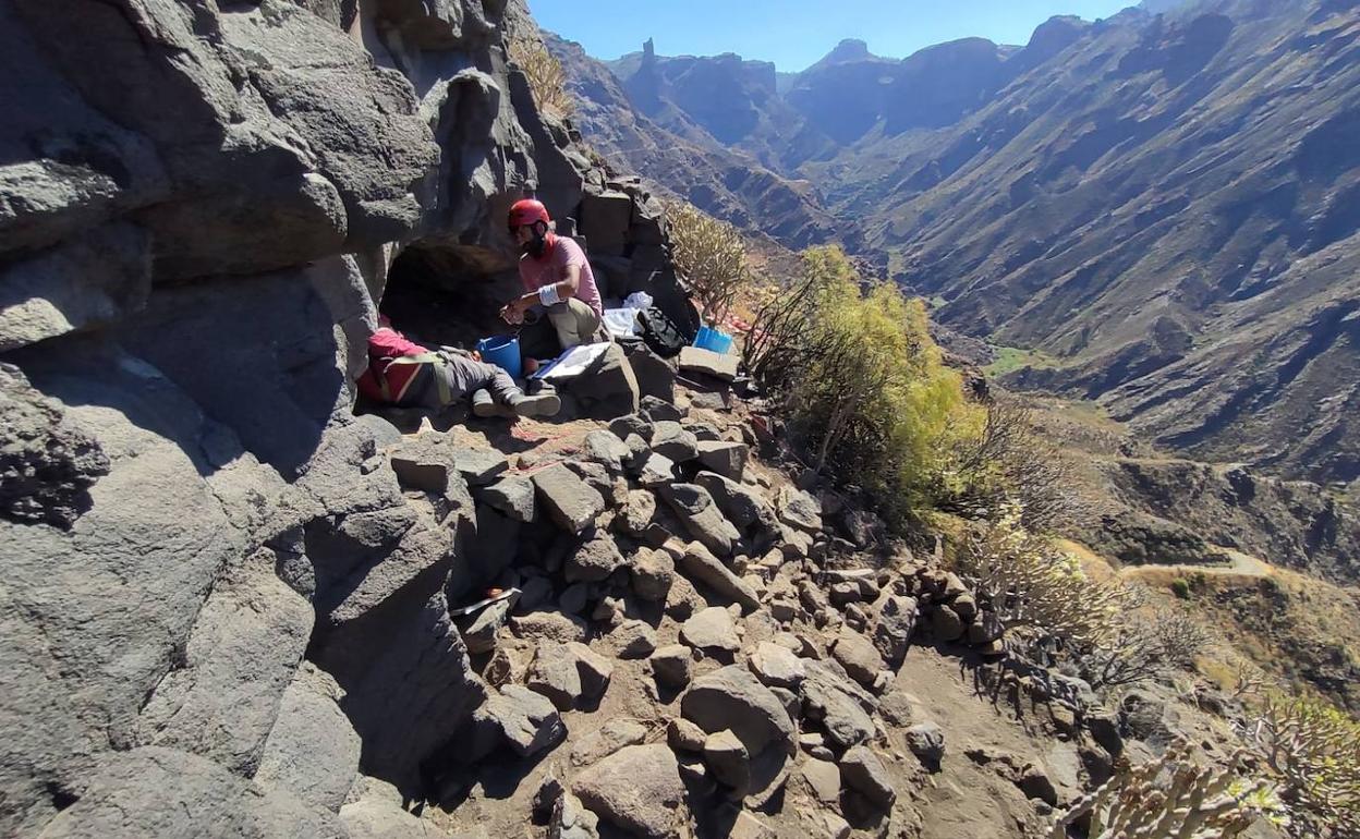 La cueva donde se están ejecutando los trabajos arqueológicos y su entorno. 