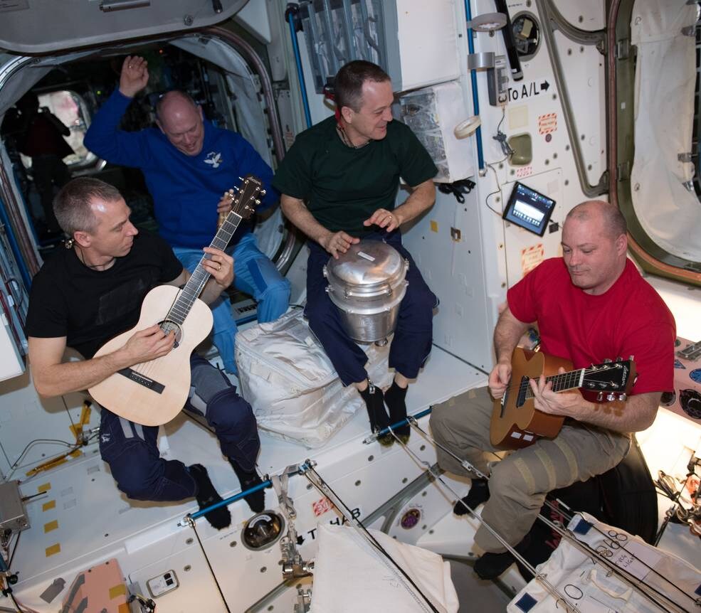 Imagen secundaria 1 - Ronald A. McNair tocando el saxofón, el grupo AstroHawaii formado por cuatro astronautas que coincidieron en la ISS y Naoko Yamazaki, con un instrumento tradicional japonés. 