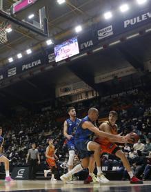 Imagen secundaria 2 - Imágenes del encuentro de la primera vuelta entre el Valencia y el Granca en la Fonteta. 